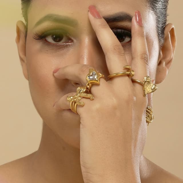 Emerald pendant on model